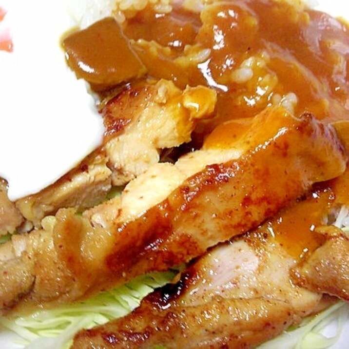 タンドリーチキン風に焼いた鶏肉を添えたカレー